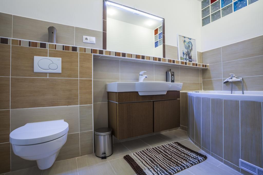 Luxury Air-Conditioned Rooms In Old Town Bratislava Extérieur photo