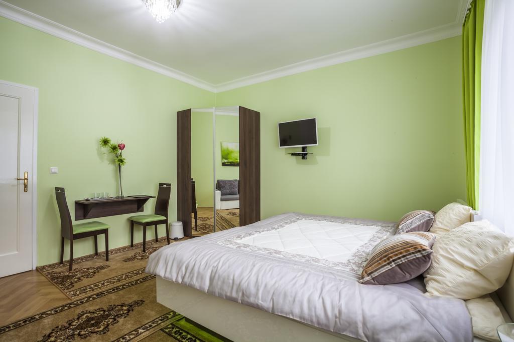 Luxury Air-Conditioned Rooms In Old Town Bratislava Extérieur photo