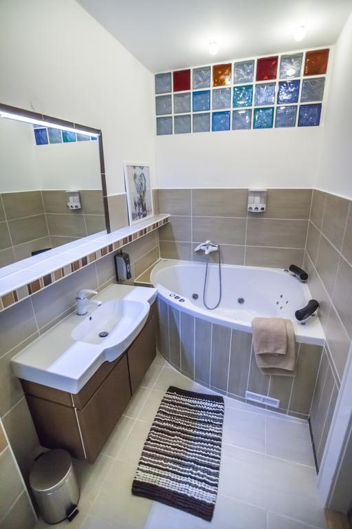 Luxury Air-Conditioned Rooms In Old Town Bratislava Extérieur photo